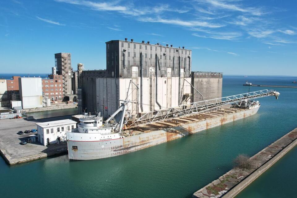 Is This Mill a Real-Life Optical Glitch?