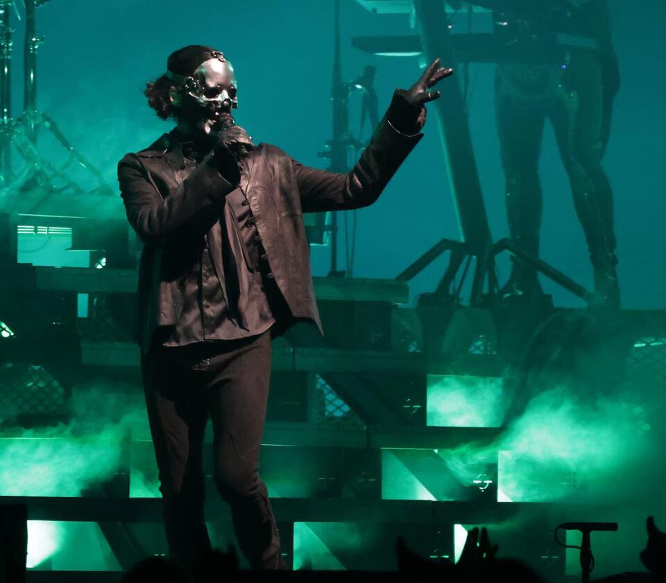 Ghost’s No-Phone Tour Sparks Fandom Debate 📵