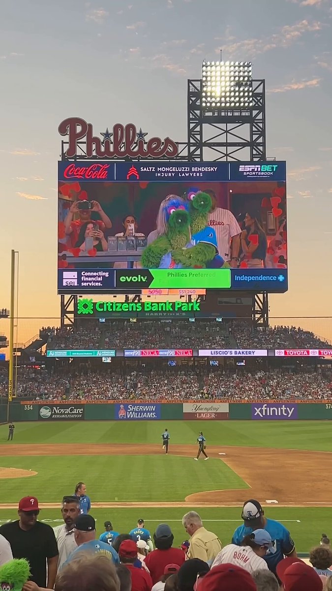 Mascots Go Wild Over Coldplay Kiss Cam 😂