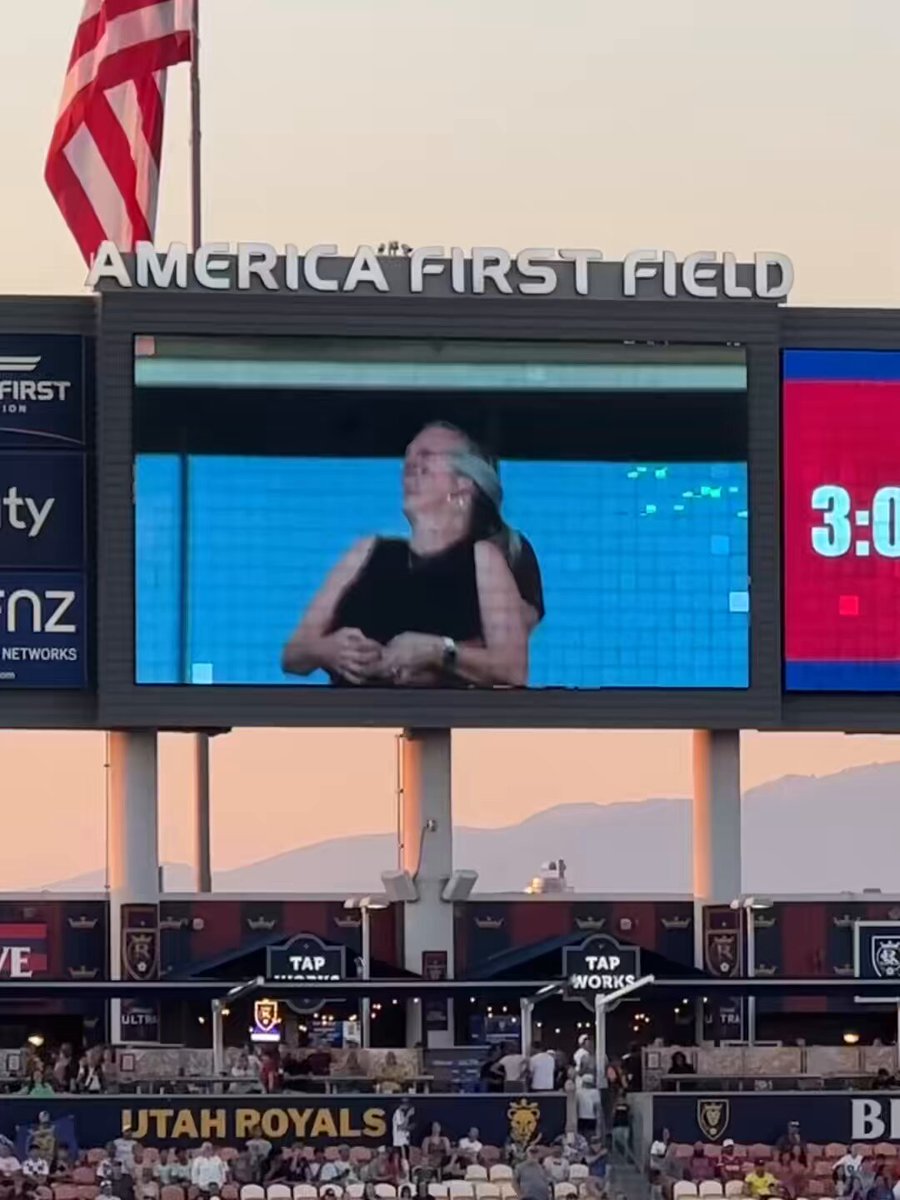 Mascots Go Wild Over Coldplay Kiss Cam 😂