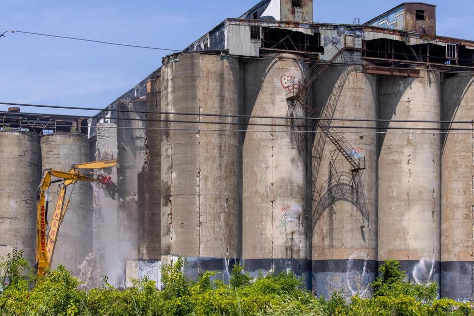 Damen Silos Demolition Sparks Fandom Feud 🏙️