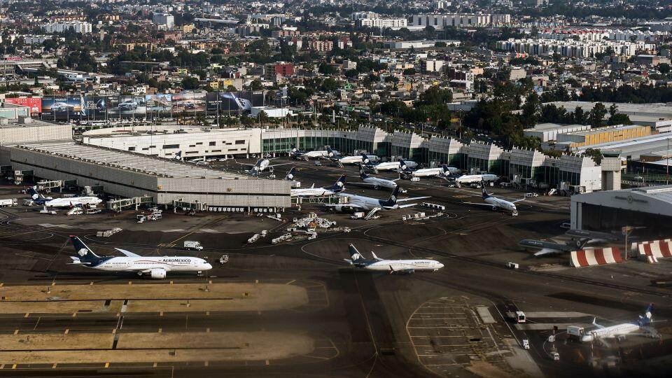 Planes Almost Collide in Mexico City?!
