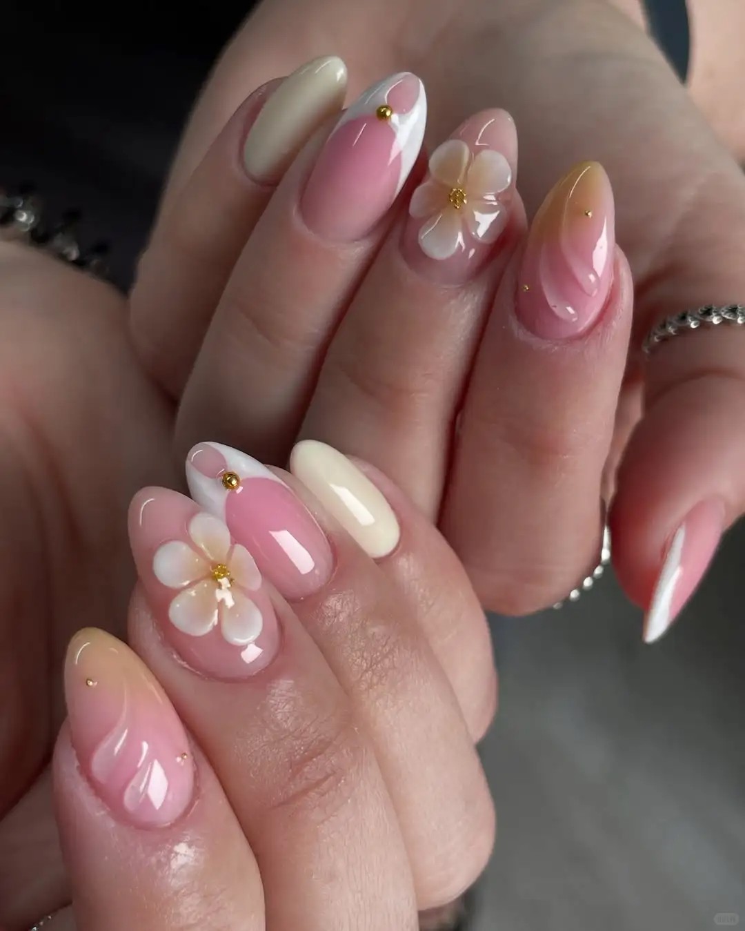 Keep flowers on the nails🌸