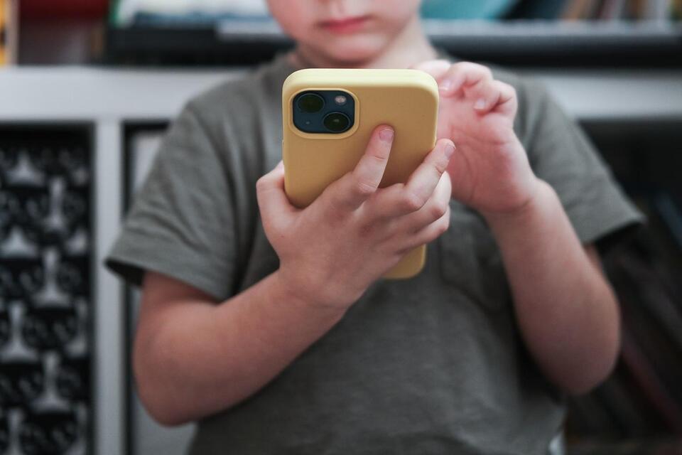 Why Early Smartphones Might Hurt Kids