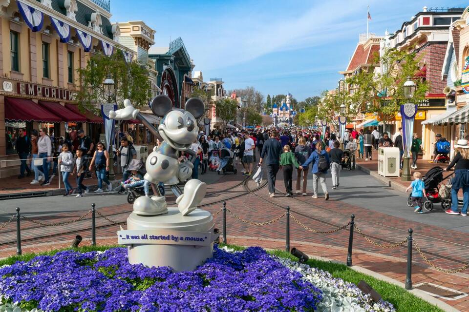 Did Walt Disney REALLY freeze himself? 🧊