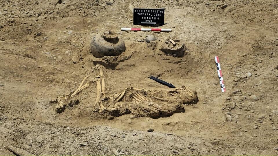 Bronze Age Giant Warrior Tomb Found!