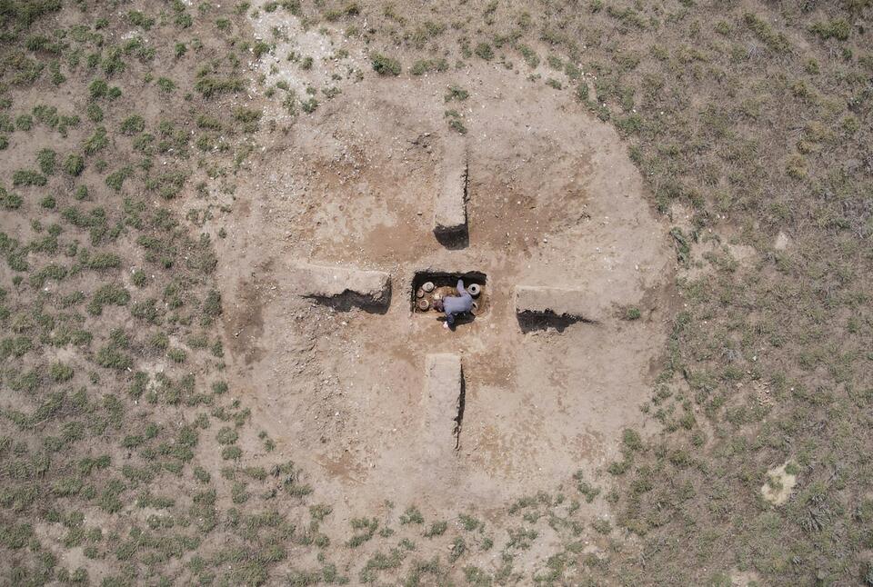Bronze Age Giant Warrior Tomb Found!