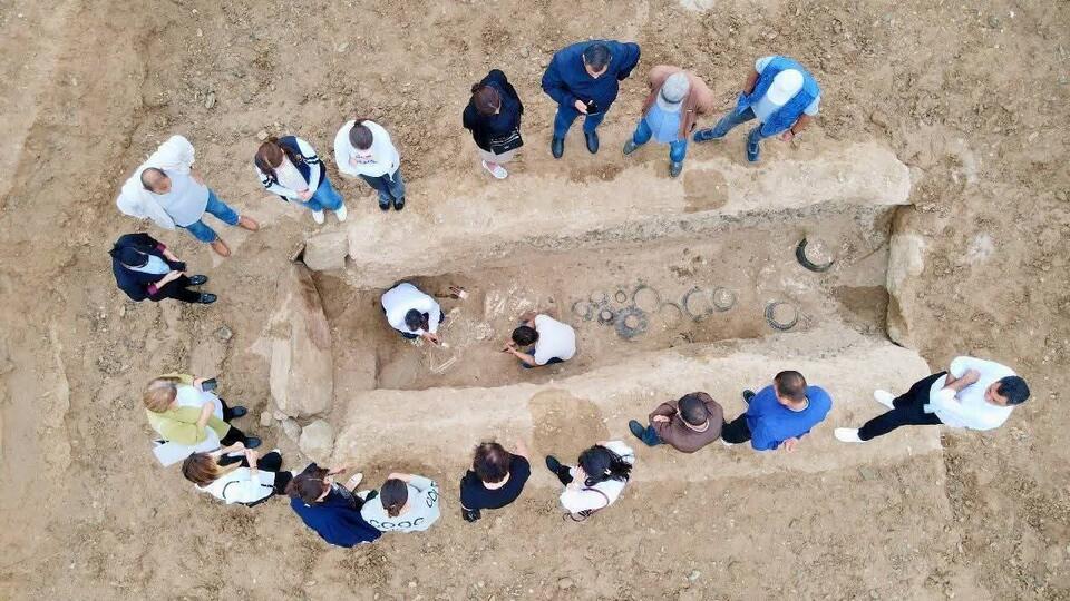 Bronze Age Giant Warrior Tomb Found!