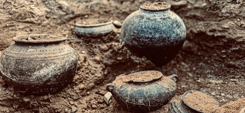 Bronze Age Giant Warrior Tomb Found!