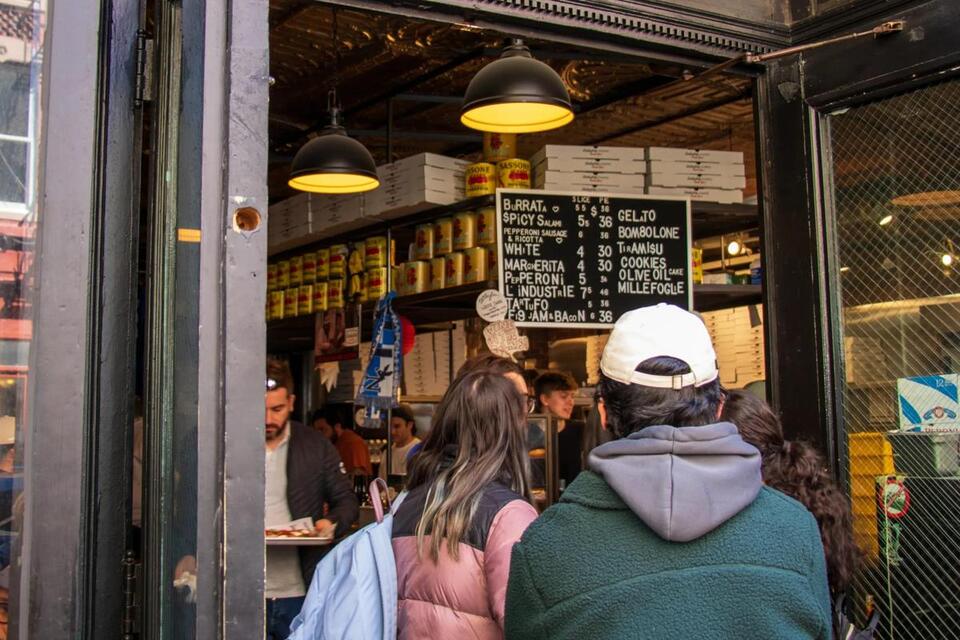 How a Brooklyn pizzeria keeps lines moving