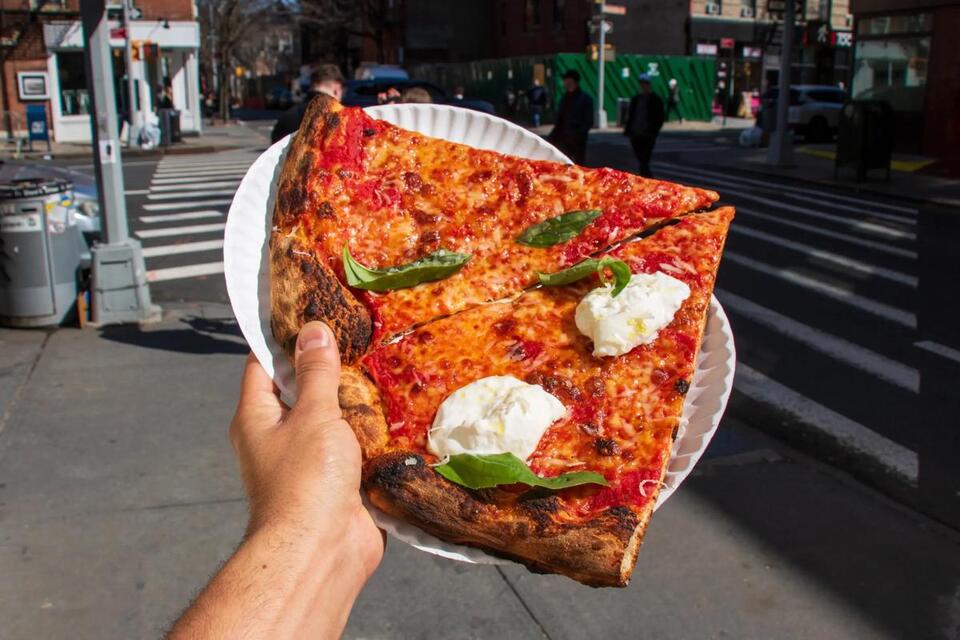 How a Brooklyn pizzeria keeps lines moving