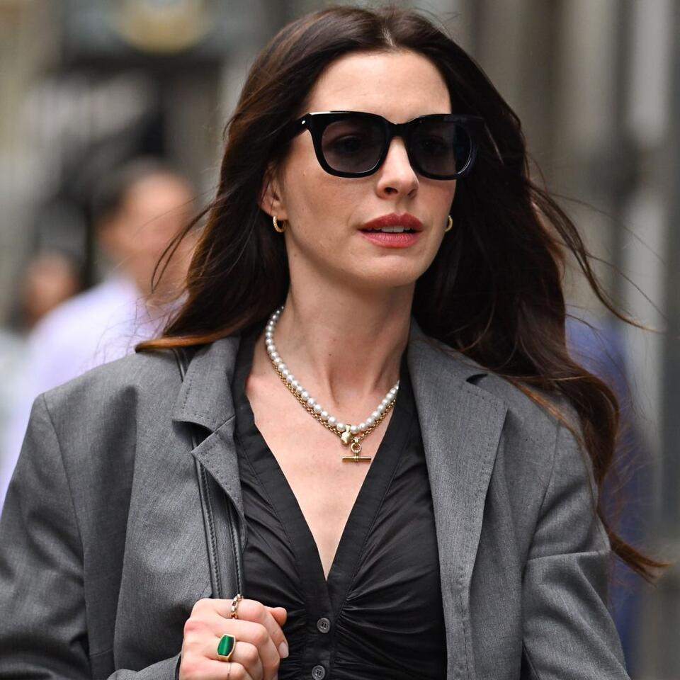 Anne Hathaway’s Coach Bag Comeback!