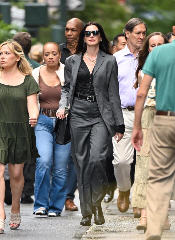 Anne Hathaway’s Coach Bag Comeback!