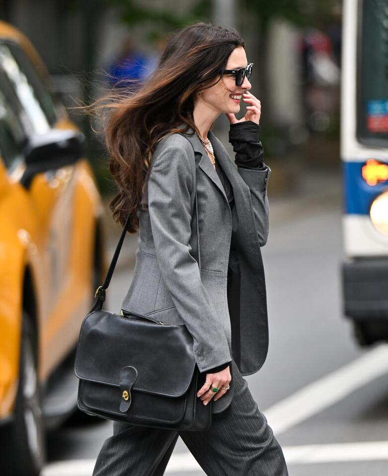 Anne Hathaway’s Coach Bag Comeback!