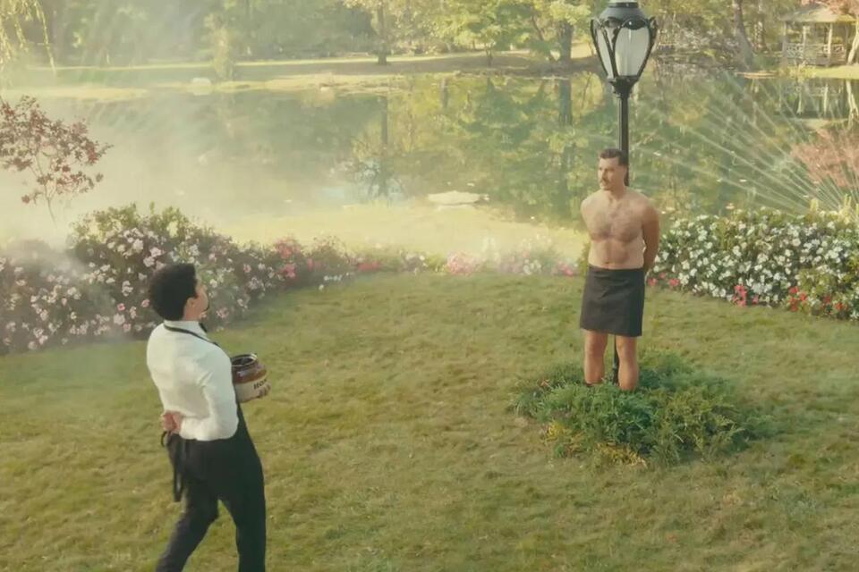 Travis Kelce’s Honey Apron Scene 🍯
