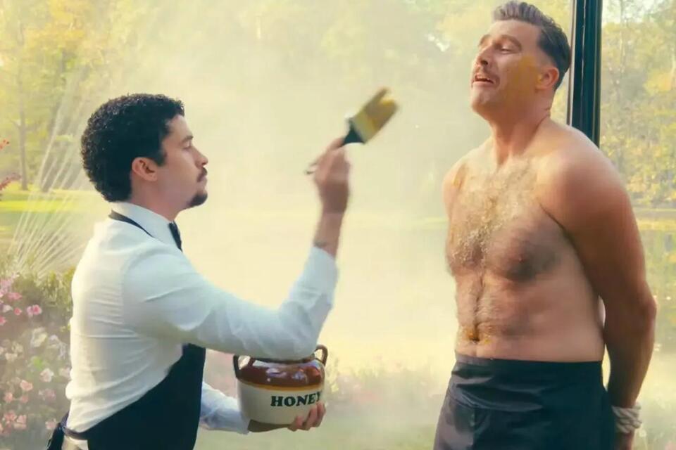 Travis Kelce’s Honey Apron Scene 🍯