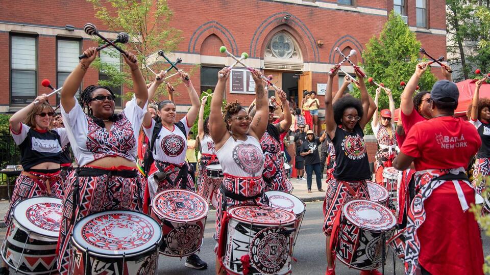 Bed-Stuy’s stoops turn into art stages Saturday