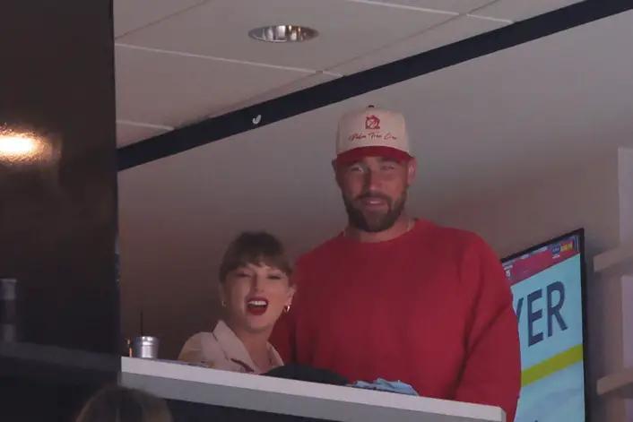 Travis Goes Insta-Official with Taylor! 📸