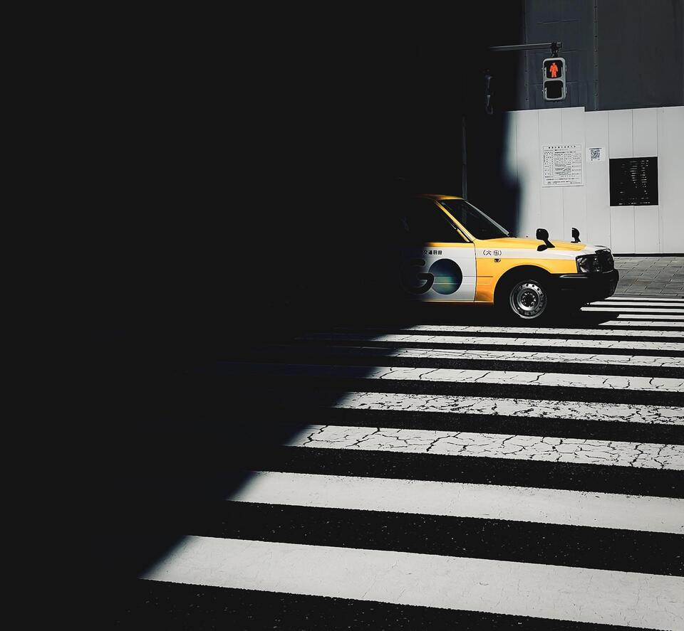 Red Man Mystery in Zahyr Caan’s Tokyo Shot 🚦