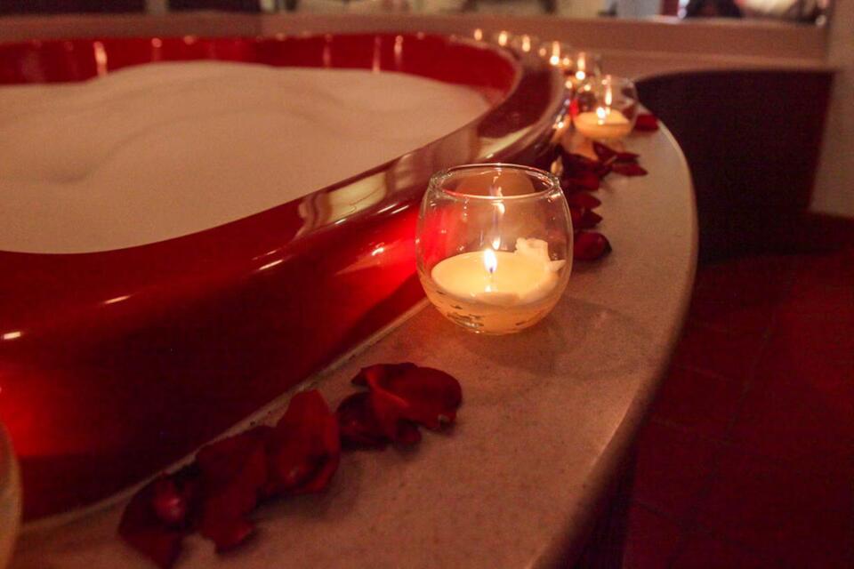 Win a piece of Poconos honeymoon history