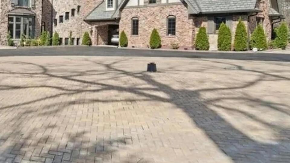 This Mansion’s Roof Is Pure Chaos