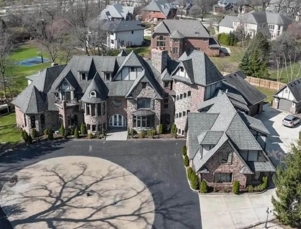 This Mansion’s Roof Is Pure Chaos