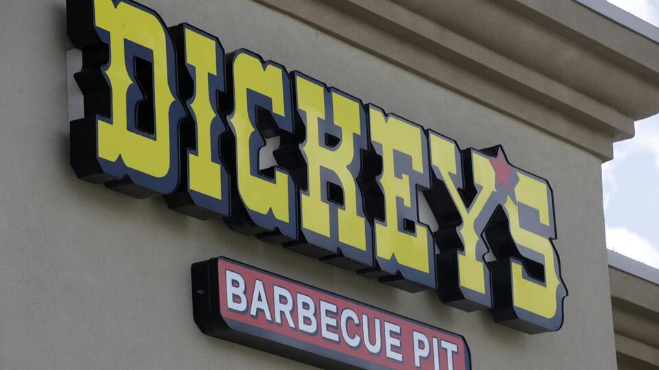 Franchise lawsuit shakes up Dickey’s Barbecue