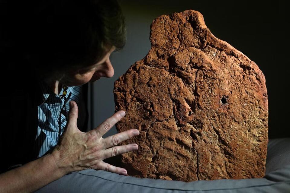 Ancient Handprint Sparks Egyptology Debate 🖐️