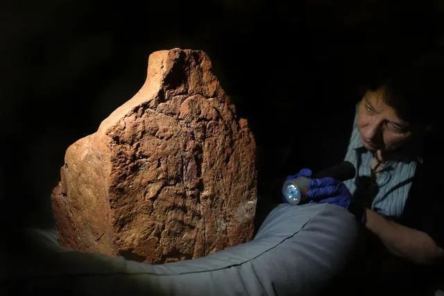 Ancient Handprint Sparks Egyptology Debate 🖐️