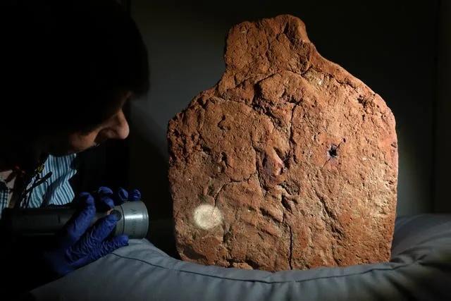 Ancient Handprint Sparks Egyptology Debate 🖐️