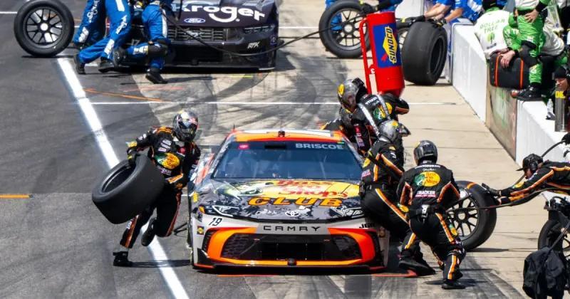 Pit road drama shakes up Brickyard 400