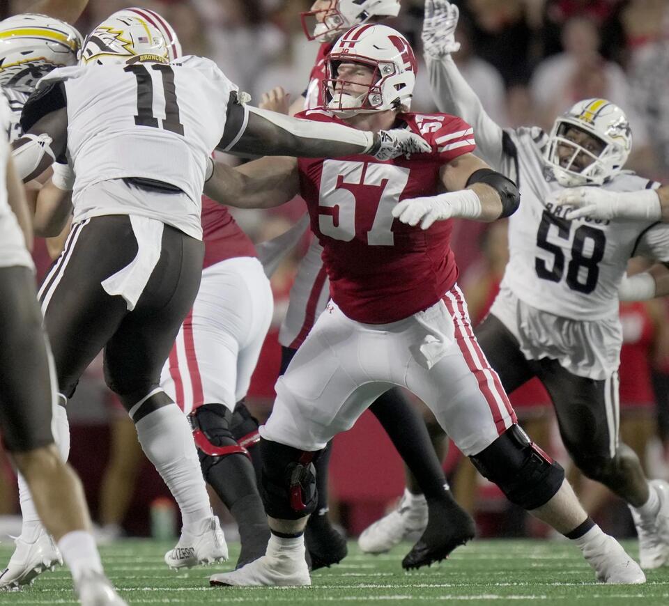 Inside the Badgers’ new QB-center bond