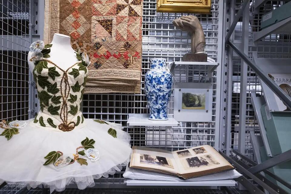 Did Charlotte Secretly Influence Kate’s Exhibit? 🧐