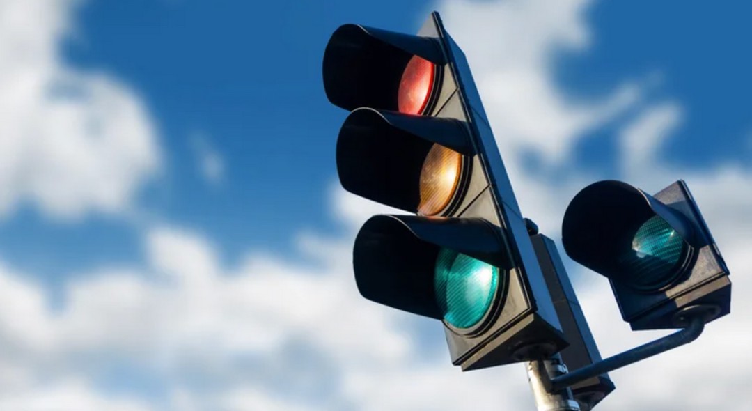 What Are The Blue Lights On Some Florida Traffic Signals Used For? 🤔😵