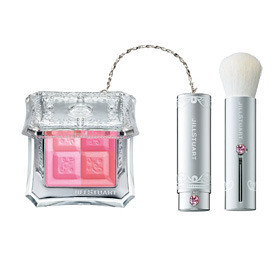 Got a Jill Stuart blush and it’s so cute I forgot how to function.