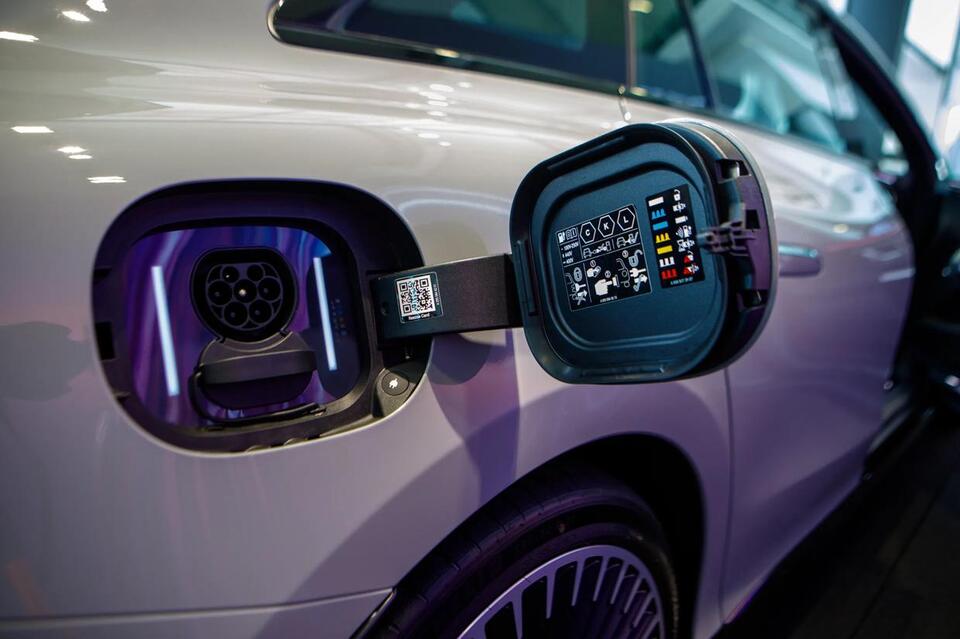 Mercedes-Benz’s EV Pause Drama