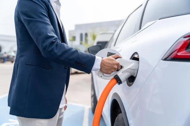 Mercedes-Benz’s EV Pause Drama