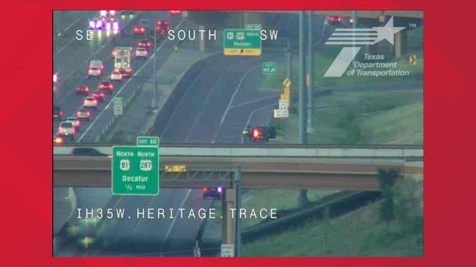 Morning crash jams up I-35W in Fort Worth