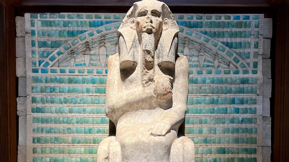 Ancient Statues: Hidden Celebrity Drama? 🗿