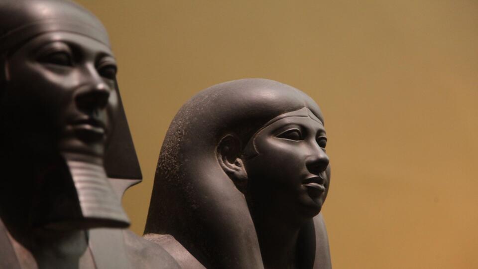 Ancient Statues: Hidden Celebrity Drama? 🗿