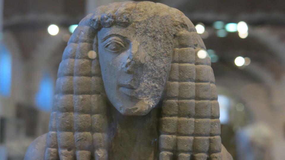 Ancient Statues: Hidden Celebrity Drama? 🗿