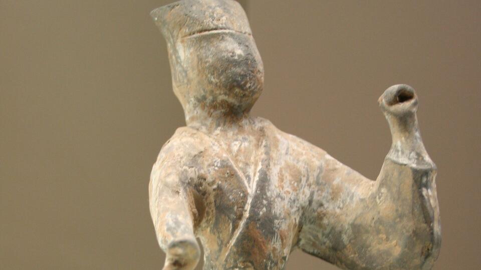 Ancient Statues: Hidden Celebrity Drama? 🗿