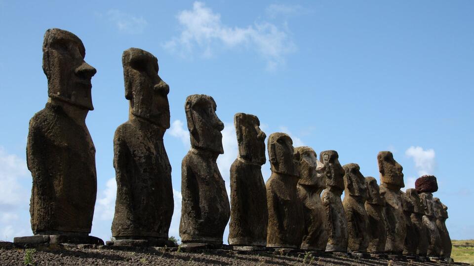 Ancient Statues: Hidden Celebrity Drama? 🗿