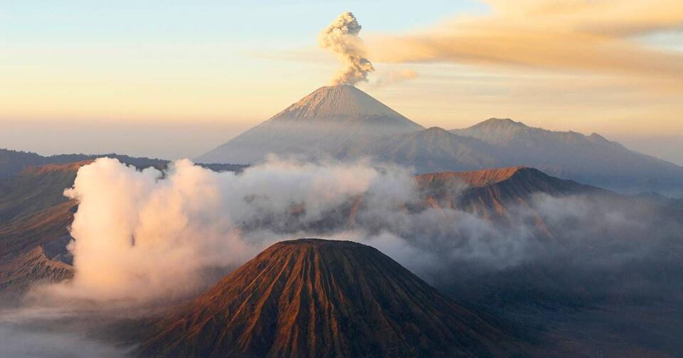 Hidden Volcano Chain Found Under China!