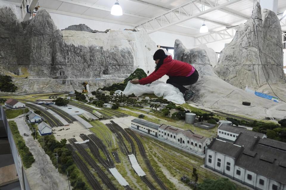 Miniature Drama: Is Wunderland Too Real? 🤔