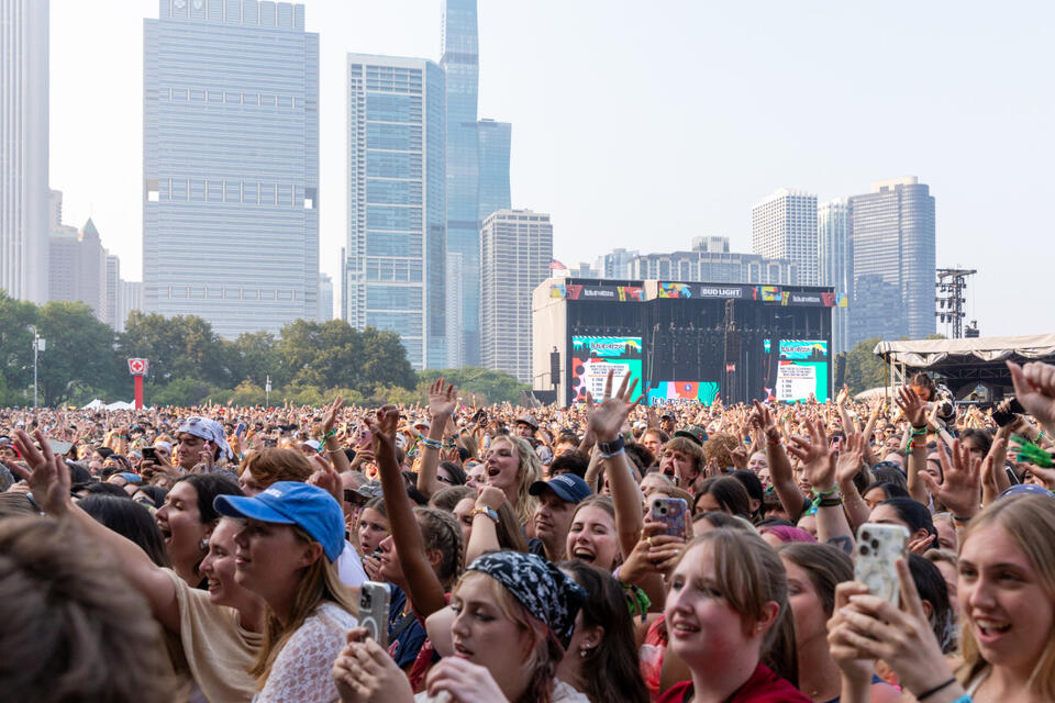 Lollapalooza crowd stunned by Robyn’s surprise
