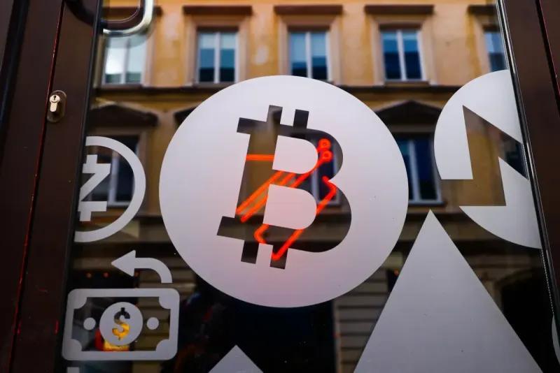 Crypto Rollercoaster: Why Bitcoin & Friends Just Tanked