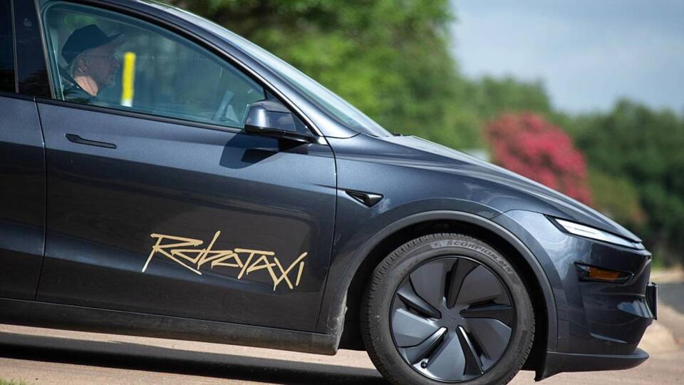 Tesla Robotaxi Just Schooled Waymo in SF