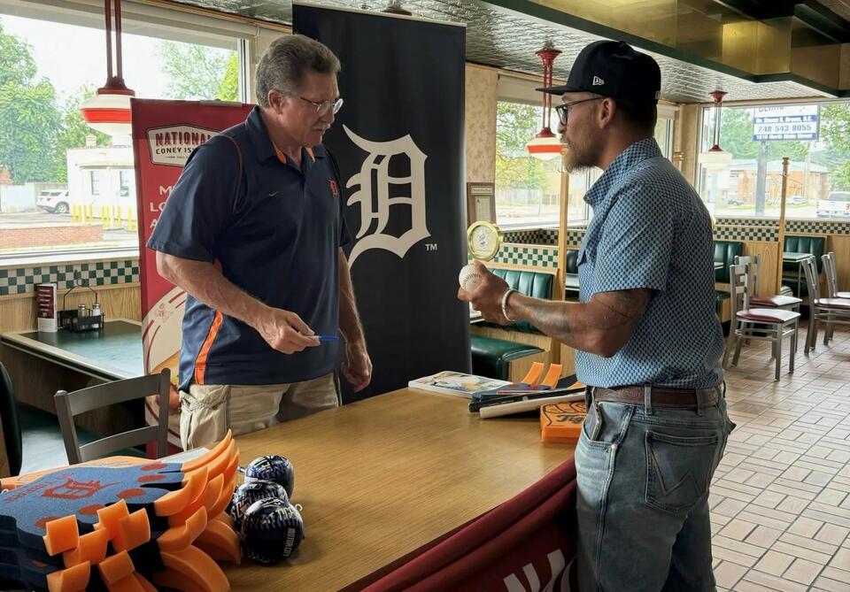 Tigers legend Lance Parrish lights up Royal Oak
