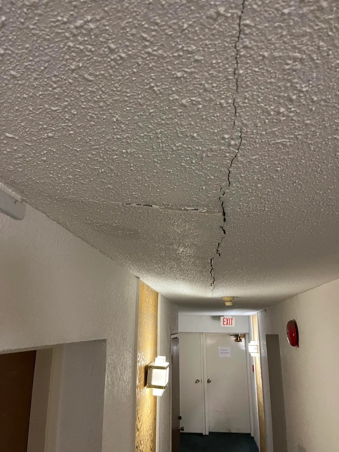 Should I be worried about this ceiling crack? 🤯